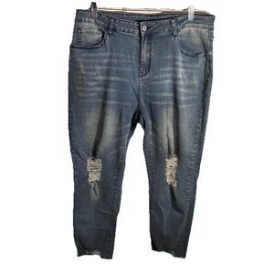 Unbranded Women’s Light Blue, Distressed Jeans W/ Frayed Hem. Size 16.